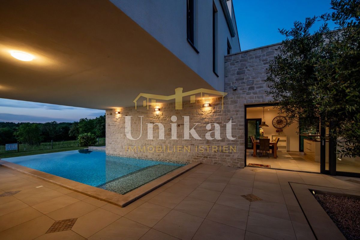 Luksuzna hiša z garažo v kleti - 3 km do morja